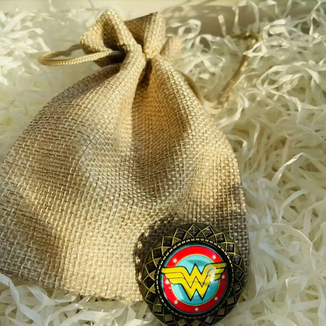 2pcs Set Wonder Badge Sack Set Super Hero Cosplay Accessories Pin Brooch New In Retro Burlap Bag Halloween Christmas Gift
2pcs Set Wonder Badge Sack Set Super Hero Cosplay Accessories Pin Brooch New In Retro Burlap Bag Halloween Christmas Gift