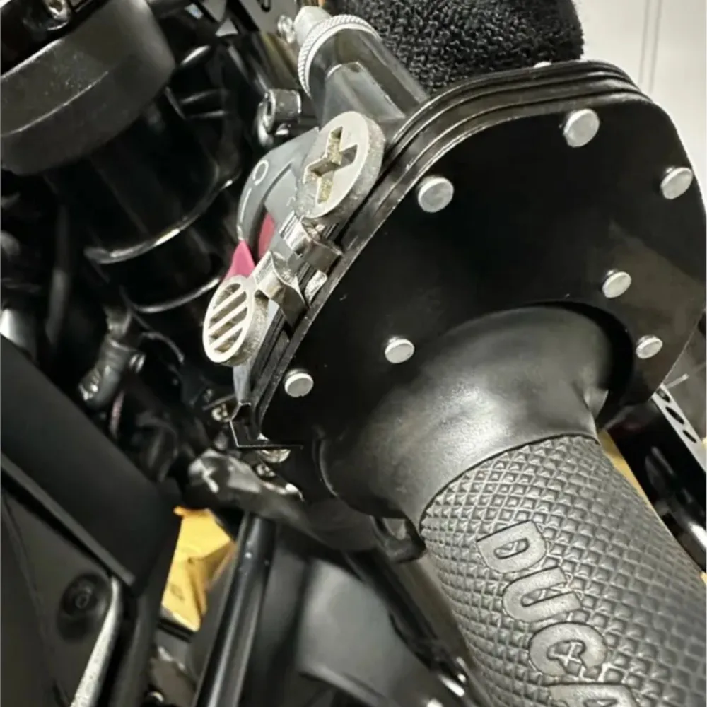 Universal Cruise Control Motorcycle Throttle Lock Assist Handlebar For BMW R1200GS For Suzuki V-STROM For Yamaha For Honda NC750
Universal Cruise Control Motorcycle Throttle Lock Assist Handlebar For BMW R1200GS For Suzuki V-STROM For Yamaha For Honda NC750