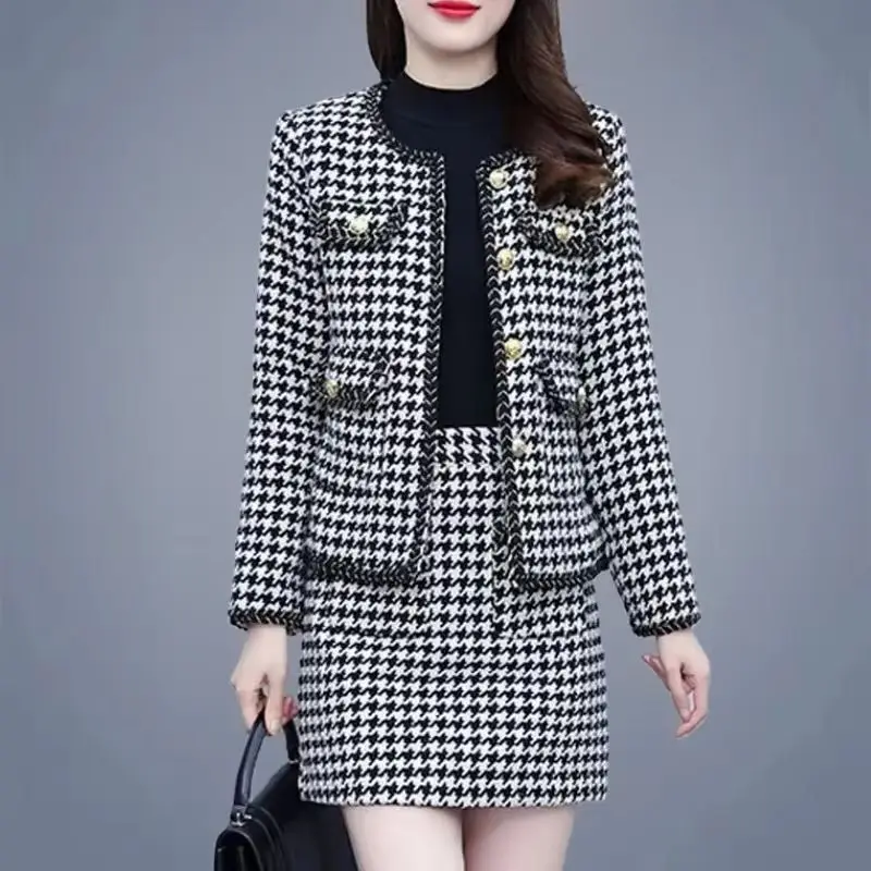 Высококачественная куртка с узором «гусиные лапки» + юбка, женский костюм из двух предметов, весна-осень, новая мода, оверсайз 5XL, клетчатая юбка, свободный костюм из двух предметов
Высококачественная куртка с узором «гусиные лапки» + юбка, женский костюм из двух предметов, весна-осень, новая мода, оверсайз 5XL, клетчатая юбка, свободный костюм из двух предметов