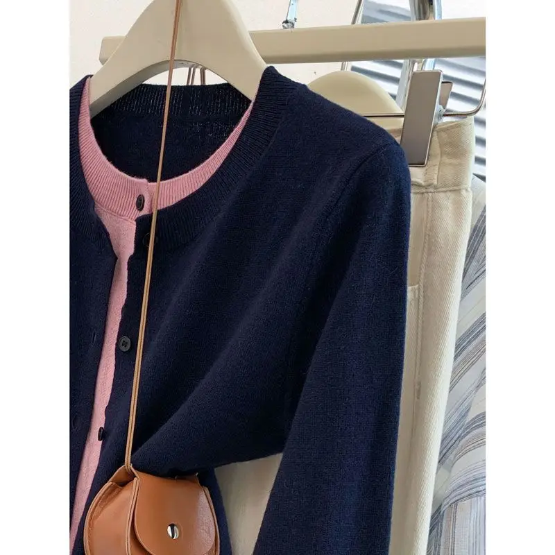 Темно-синий вязаный свитер с имитацией двух плечевых лямок для женщин, весенне-осенний, простой, элегантный вязаный свитер
Темно-синий вязаный свитер с имитацией двух плечевых лямок для женщин, весенне-осенний, простой, элегантный вязаный свитер