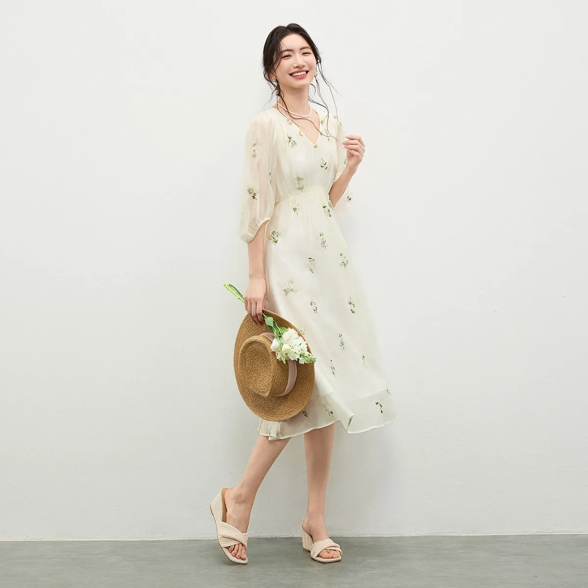 SENTUBILA Women Lyocell Floral Embroidery Dress V-Neck Puff Sleeve Casual Elegant A-Line Midi Dress 2026 Summer New 161LO5789
SENTUBILA Women Lyocell Floral Embroidery Dress V-Neck Puff Sleeve Casual Elegant A-Line Midi Dress 2026 Summer New 161LO5789