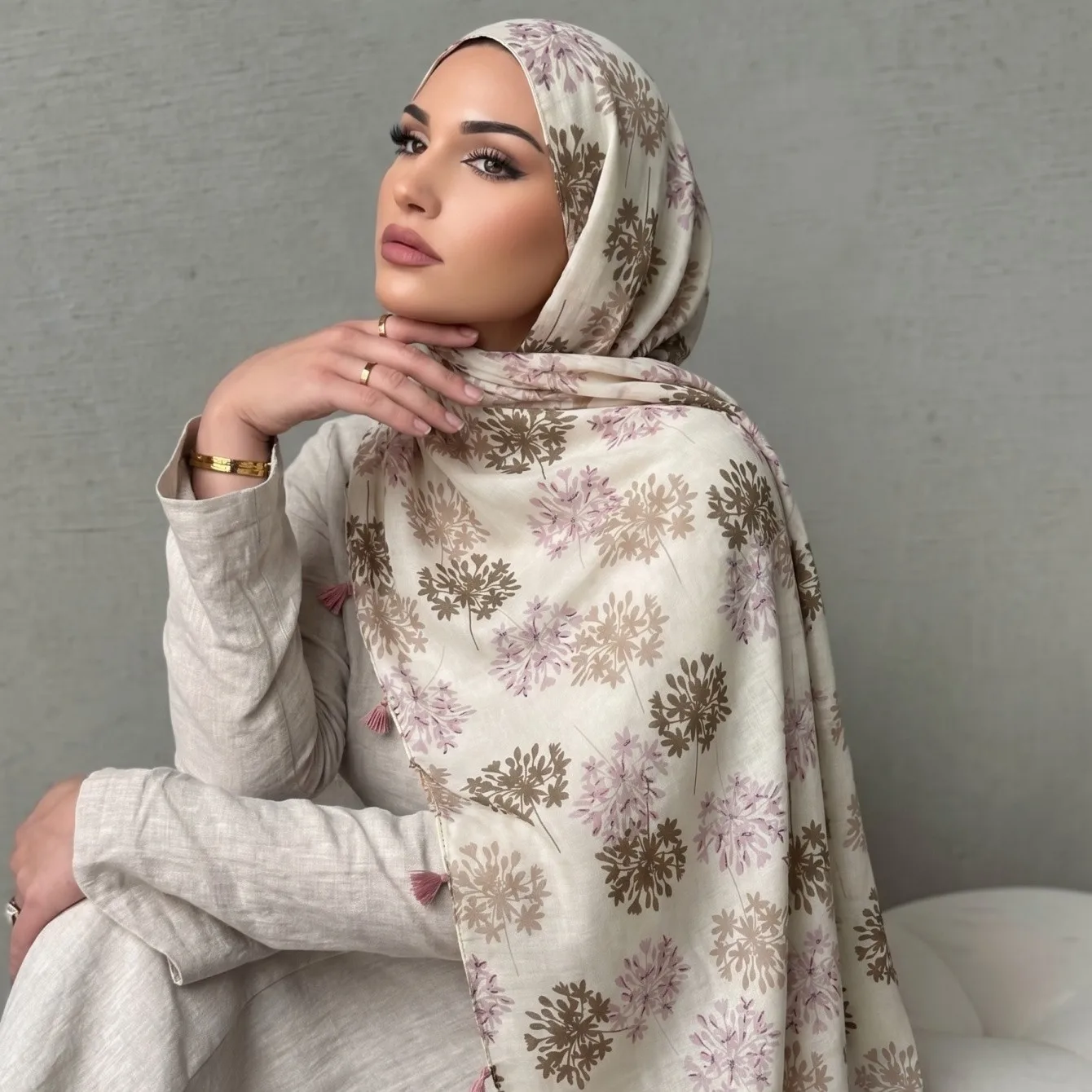 2026 Designer Brand Women Scarf Bohemia Print Lady Shawls Cotton Feeling Soft Oversize Hijabs Neck Headband Tassel Foulard
2026 Designer Brand Women Scarf Bohemia Print Lady Shawls Cotton Feeling Soft Oversize Hijabs Neck Headband Tassel Foulard