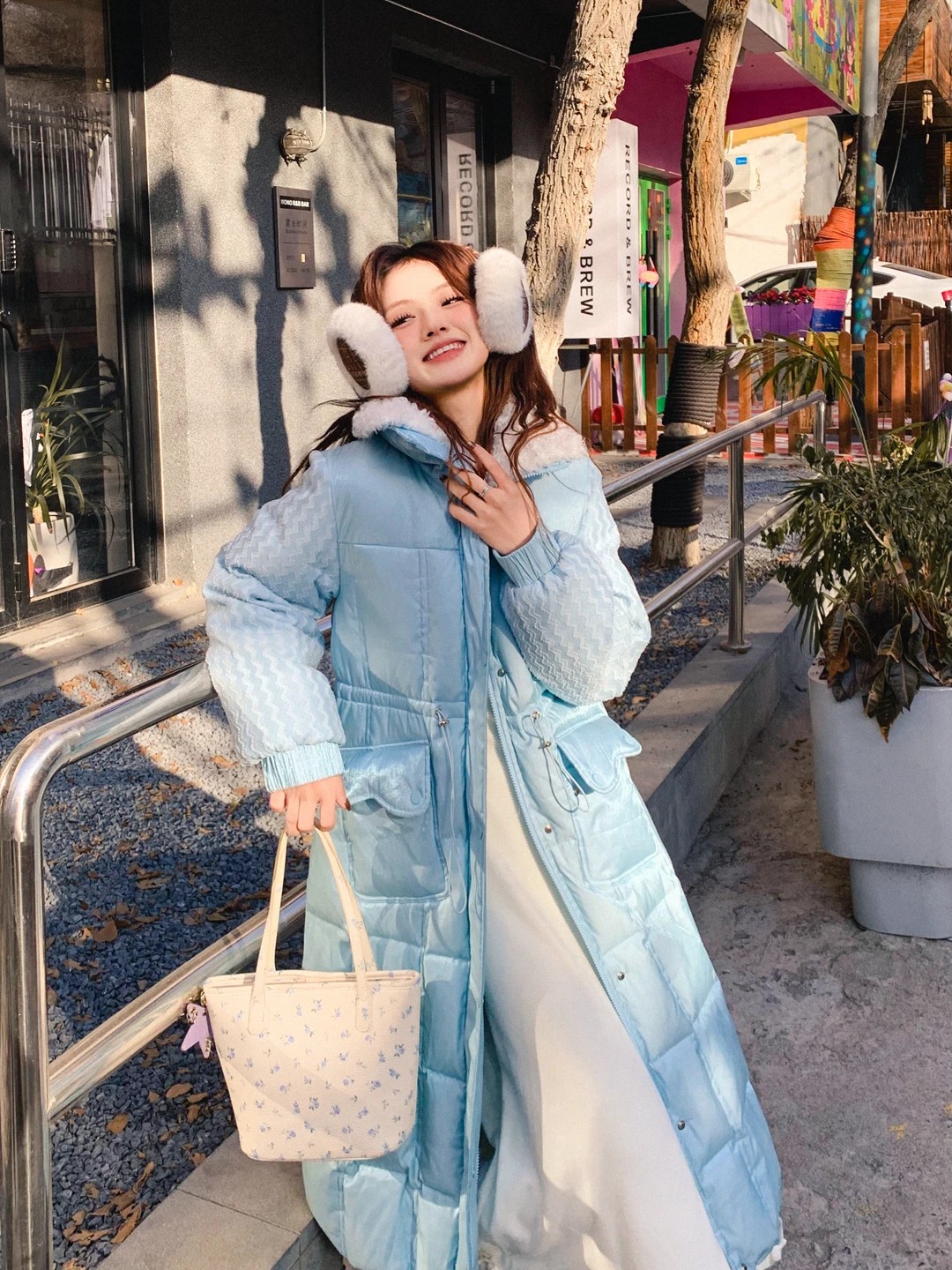 Пуховик Kula Liangpin Long White Du: легкий, роскошный, универсальный зимний пуховик с эффектом мерцающего жемчуга для города
Пуховик Kula Liangpin Long White Du: легкий, роскошный, универсальный зимний пуховик с эффектом мерцающего жемчуга для города