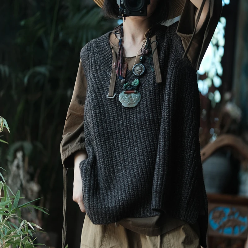 Women Casual Vest Sweaters New 2025 Autumn Vintage Style V-neck Solid Color Loose Female Sleeveless Knitted Pullovers M1934
Women Casual Vest Sweaters New 2025 Autumn Vintage Style V-neck Solid Color Loose Female Sleeveless Knitted Pullovers M1934