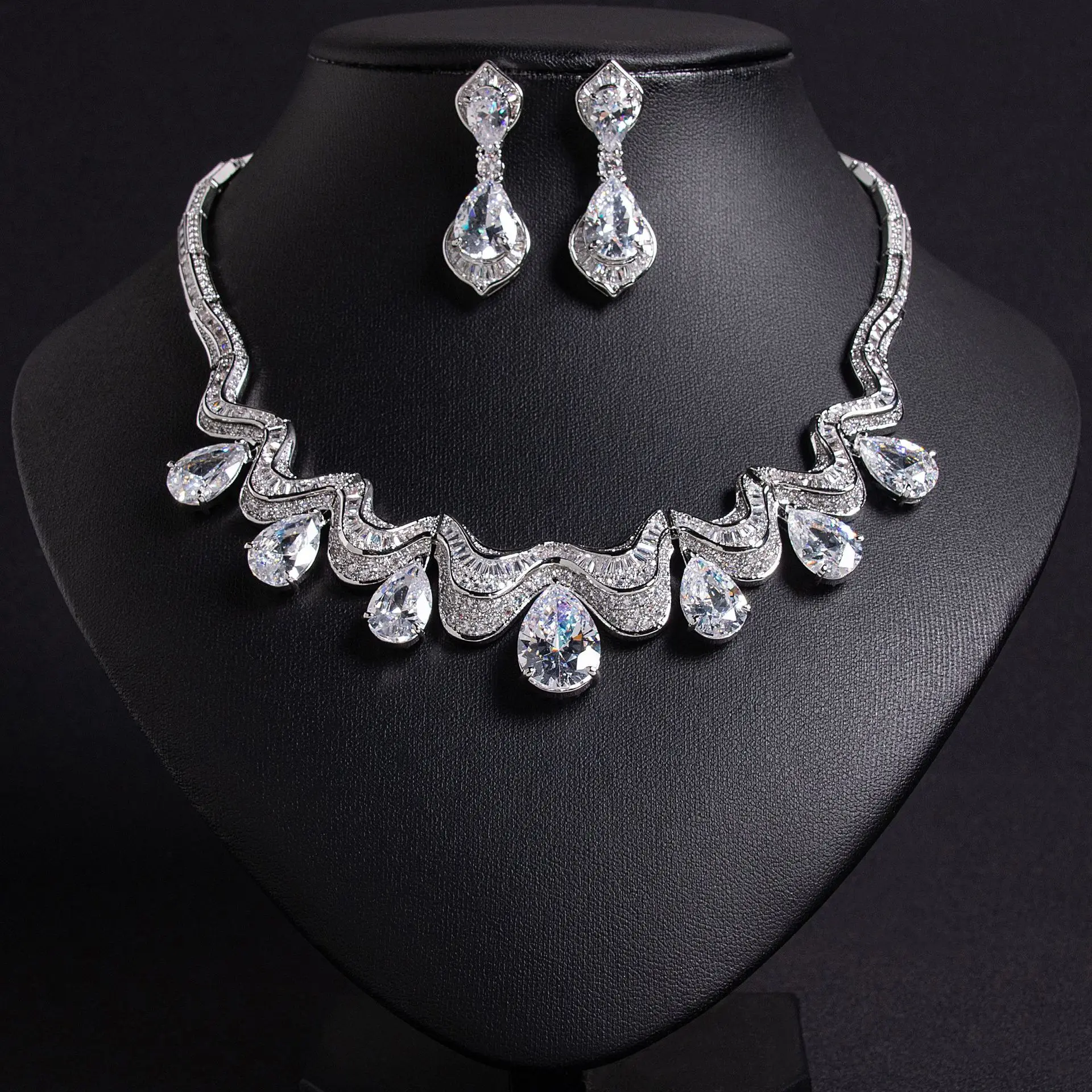 European and American fashion bridal accessories, water droplet design, high-end feel, zircon light luxury chain necklace, earri
European and American fashion bridal accessories, water droplet design, high-end feel, zircon light luxury chain necklace, earri
