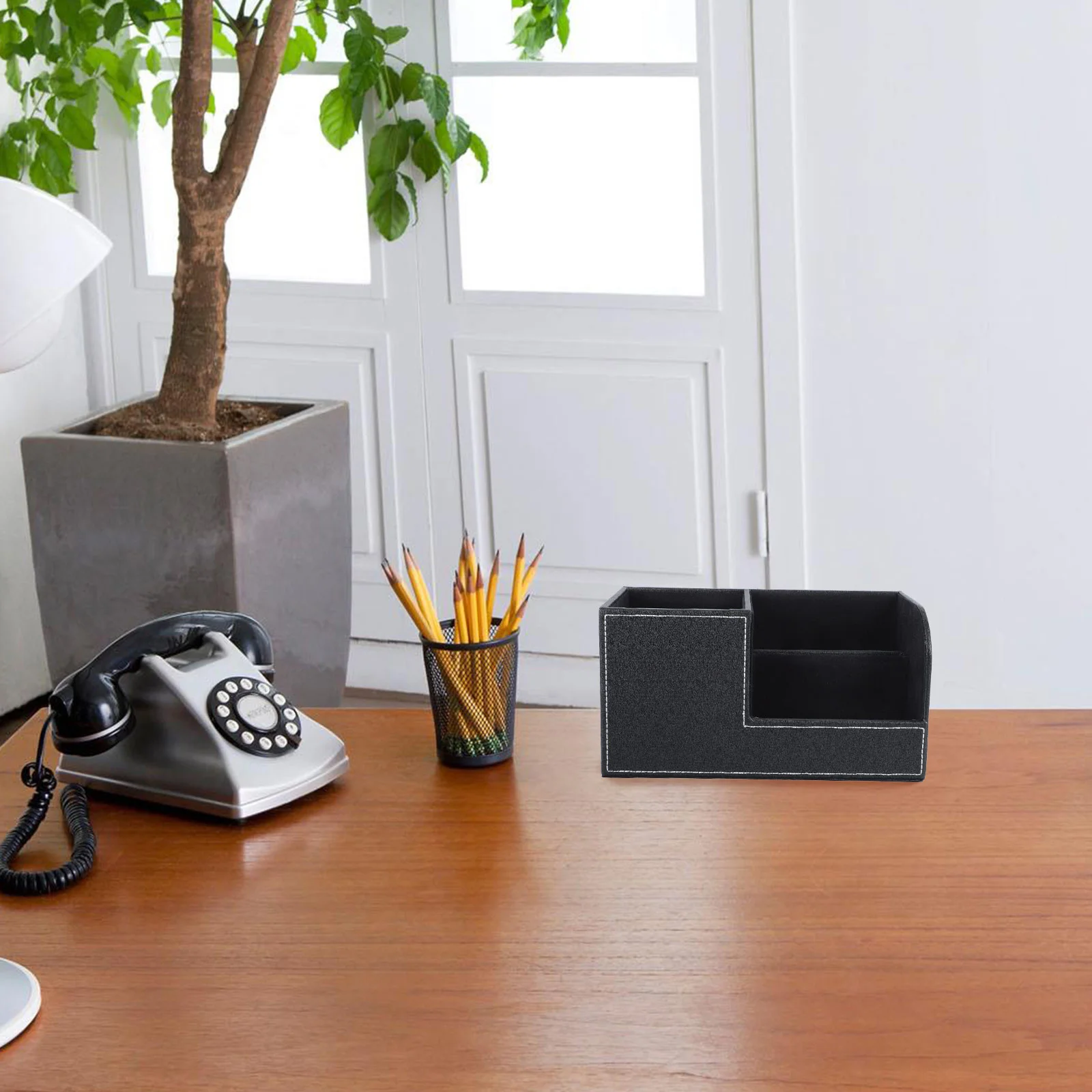 1Pcs PU Pen Holder Modern Space-Saving Design for Desk Organization Multifunctional Stationery Box Business Gift Idea
1Pcs PU Pen Holder Modern Space-Saving Design for Desk Organization Multifunctional Stationery Box Business Gift Idea