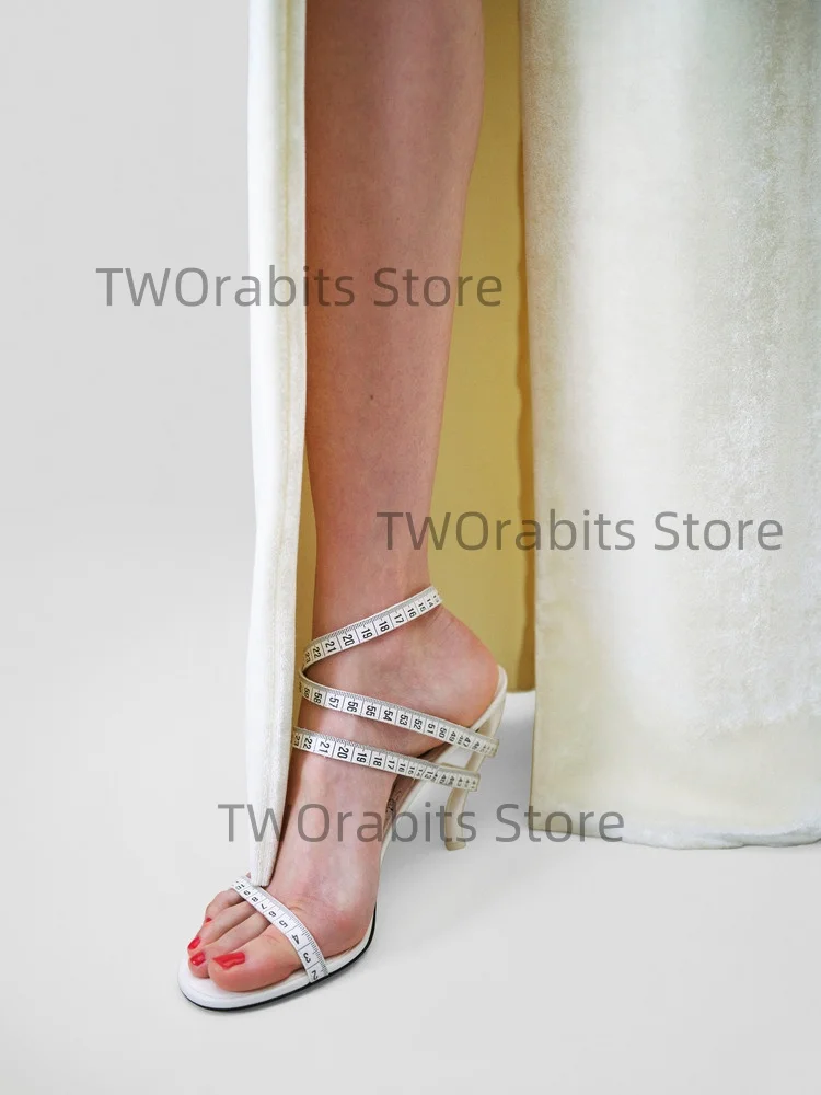 Сандалии с рулеткой, женская обувь с пряжкой и ремешком, сандалии с открытым носком, дизайнерские пикантные сандалии Tacones на нерегулярном каблуке Femme
Сандалии с рулеткой, женская обувь с пряжкой и ремешком, сандалии с открытым носком, дизайнерские пикантные сандалии Tacones на нерегулярном каблуке Femme