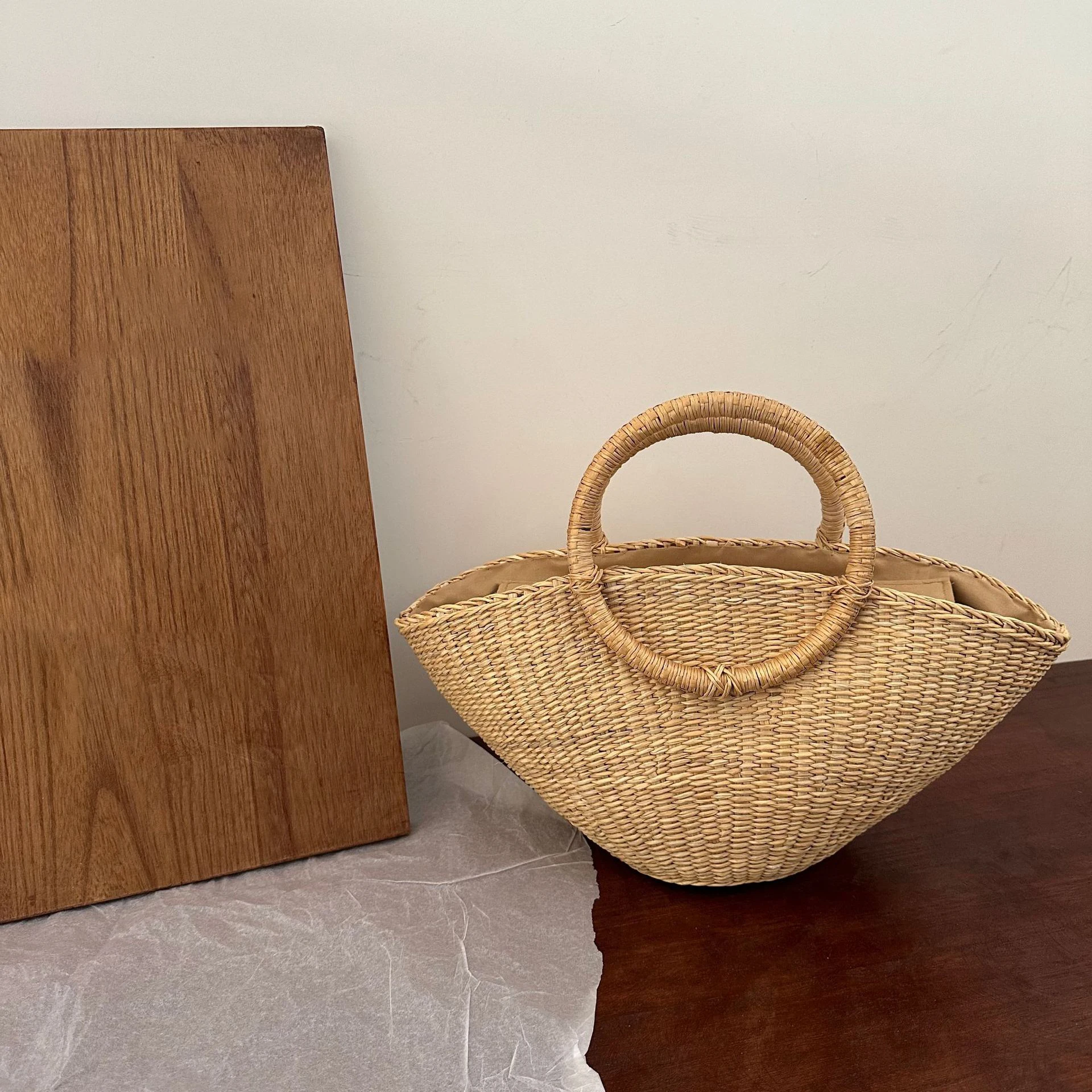 2026 Fashion Women's Handwoven Natural Straw Tote Bag with Round Handle Casual Summer Beach Vacation Handbag for Daily Shopping
2026 Fashion Women's Handwoven Natural Straw Tote Bag with Round Handle Casual Summer Beach Vacation Handbag for Daily Shopping