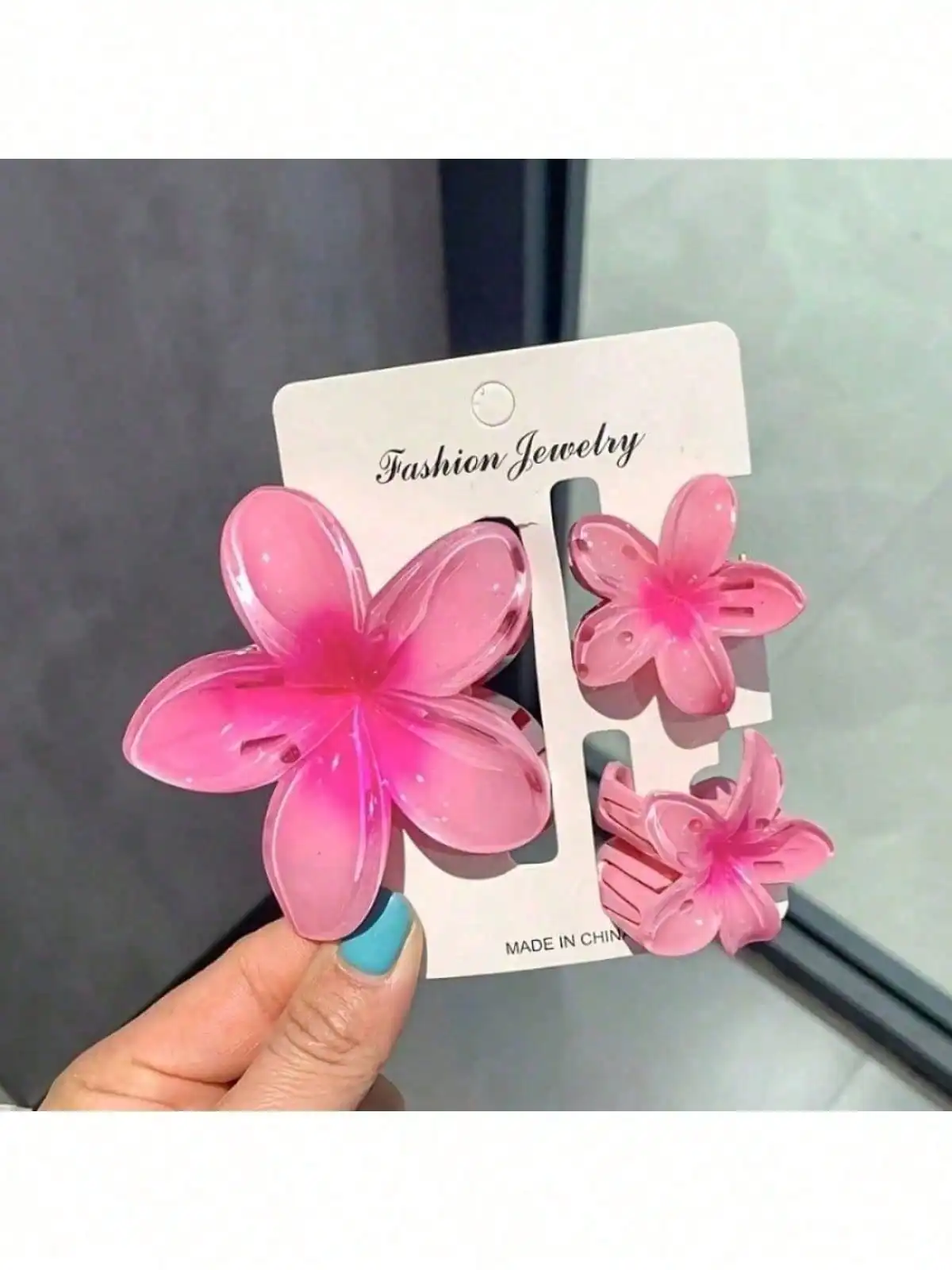 Three large flower hair clips, elegant and simple, lightweight plastic hair clips, suitable for everyday wear and parties.
Three large flower hair clips, elegant and simple, lightweight plastic hair clips, suitable for everyday wear and parties.