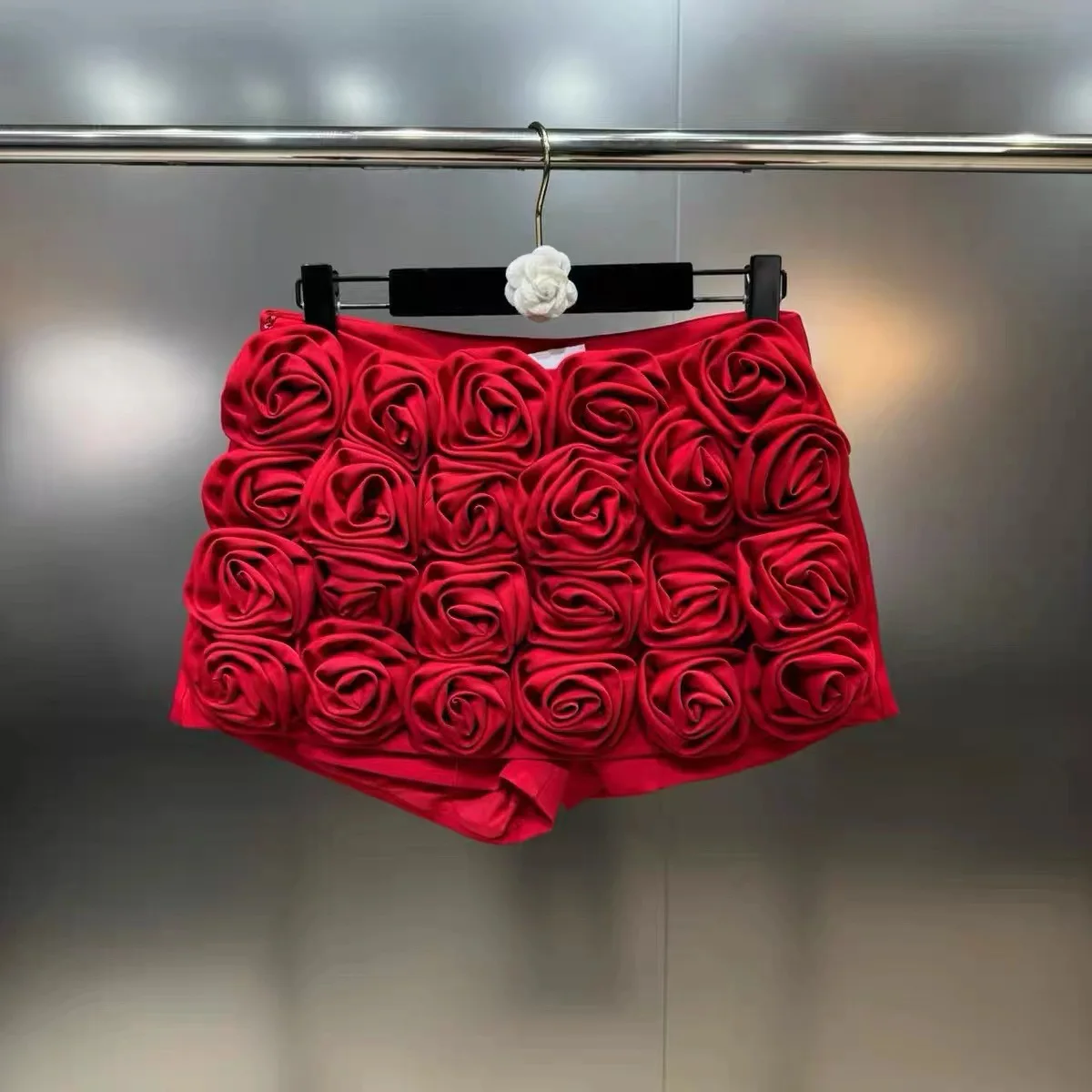 2024 spring summer three-dimensional big flowers with leak-proof pants temperament small women half skirt tide
2024 spring summer three-dimensional big flowers with leak-proof pants temperament small women half skirt tide