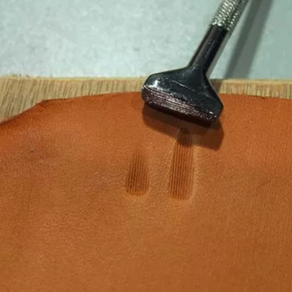 Alloy die-casting leather craft tool, leather art seal tool, fingerprint pattern, vertical line, P369, large
Alloy die-casting leather craft tool, leather art seal tool, fingerprint pattern, vertical line, P369, large
