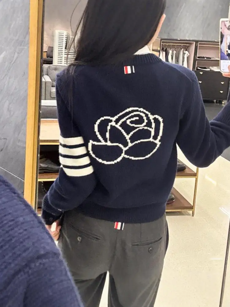 Вязаный шерстяной кардиган с вышивкой в виде розы, свободный крой, стройнящий силуэт, женский свитер, верхняя одежда, дизайн с четырьмя полосками
Вязаный шерстяной кардиган с вышивкой в виде розы, свободный крой, стройнящий силуэт, женский свитер, верхняя одежда, дизайн с четырьмя полосками