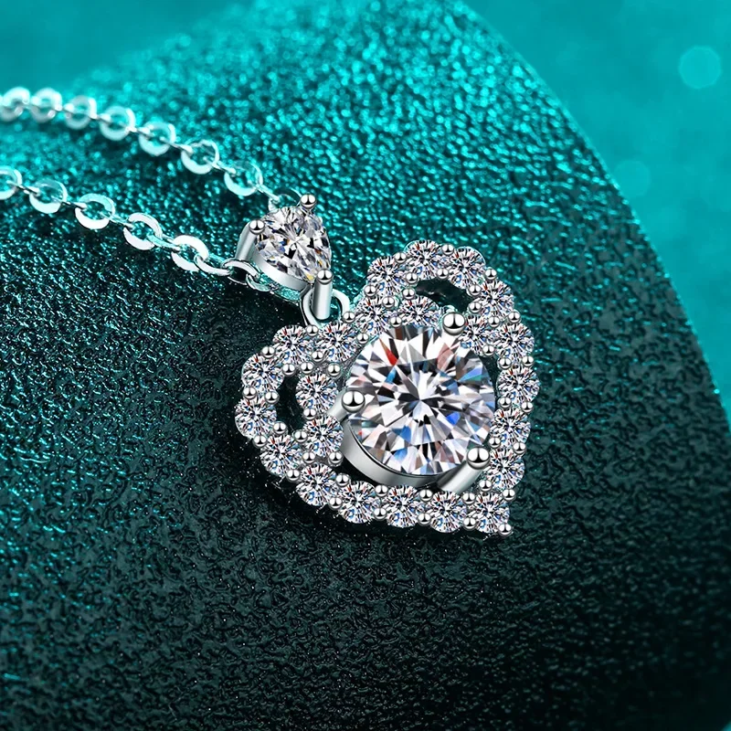 Cute Heart Hollow Pendant D Color 1CT Diamond Moissanite Necklace Platinum Pt950 Woman Clavicle Chain Wedding Gift Jewelry
Cute Heart Hollow Pendant D Color 1CT Diamond Moissanite Necklace Platinum Pt950 Woman Clavicle Chain Wedding Gift Jewelry