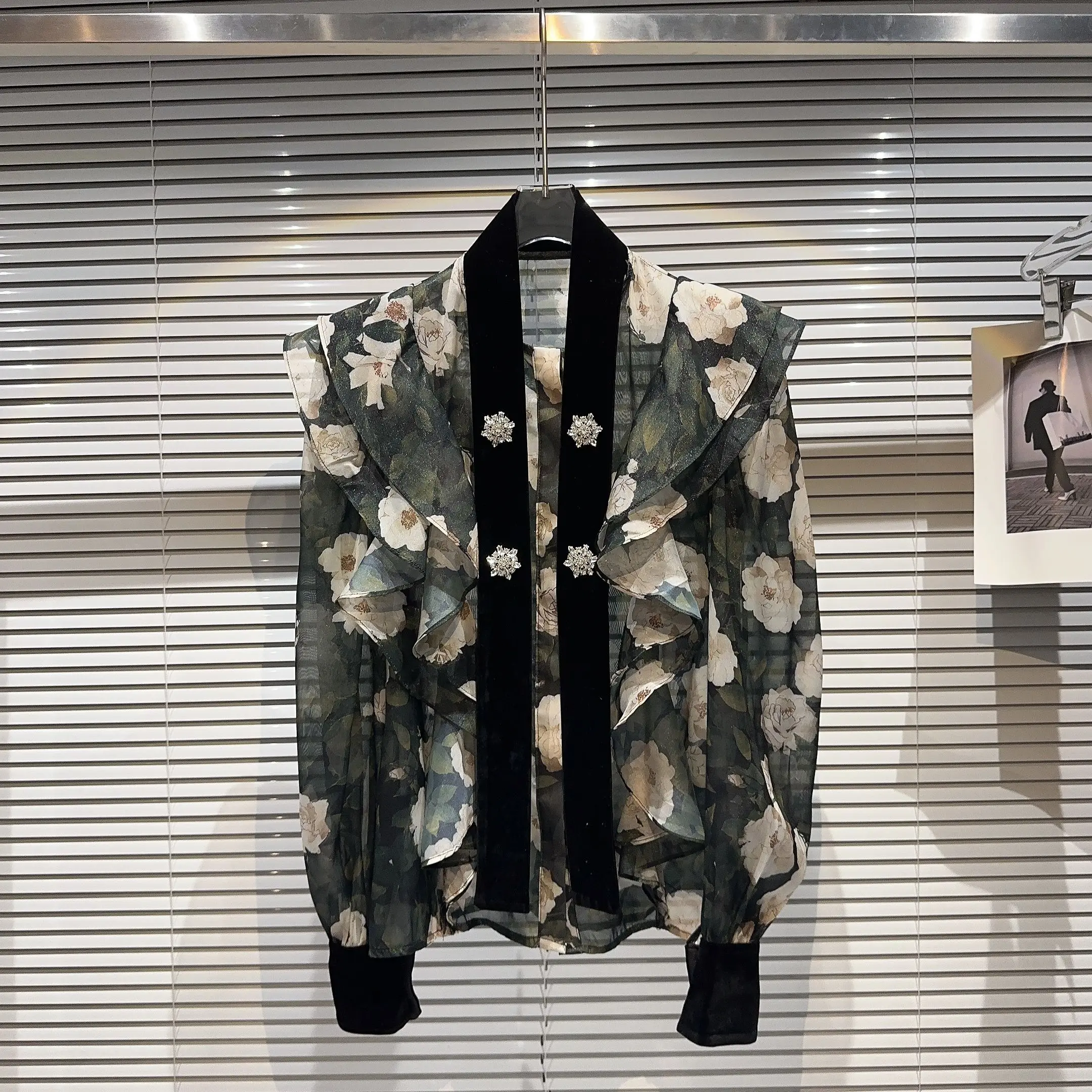 Summer 2026 New Style Small Fragrance Wind Button Design Lotus Leaf Shoulder Shawl Floral Pattern Mesh Shirt French Style Wom...
Summer 2026 New Style Small Fragrance Wind Button Design Lotus Leaf Shoulder Shawl Floral Pattern Mesh Shirt French Style Wom...