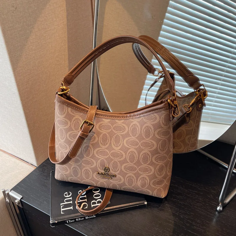 Сумка подмышки с винтажным принтом 2025 года, минималистичная женская сумка-тоут с верхней ручкой, текстурированная сумка через плечо, роскошная сумка через плечо, повседневная сумка для дня
Сумка подмышки с винтажным принтом 2025 года, минималистичная женская сумка-тоут с верхней ручкой, текстурированная сумка через плечо, роскошная сумка через плечо, повседневная сумка для дня