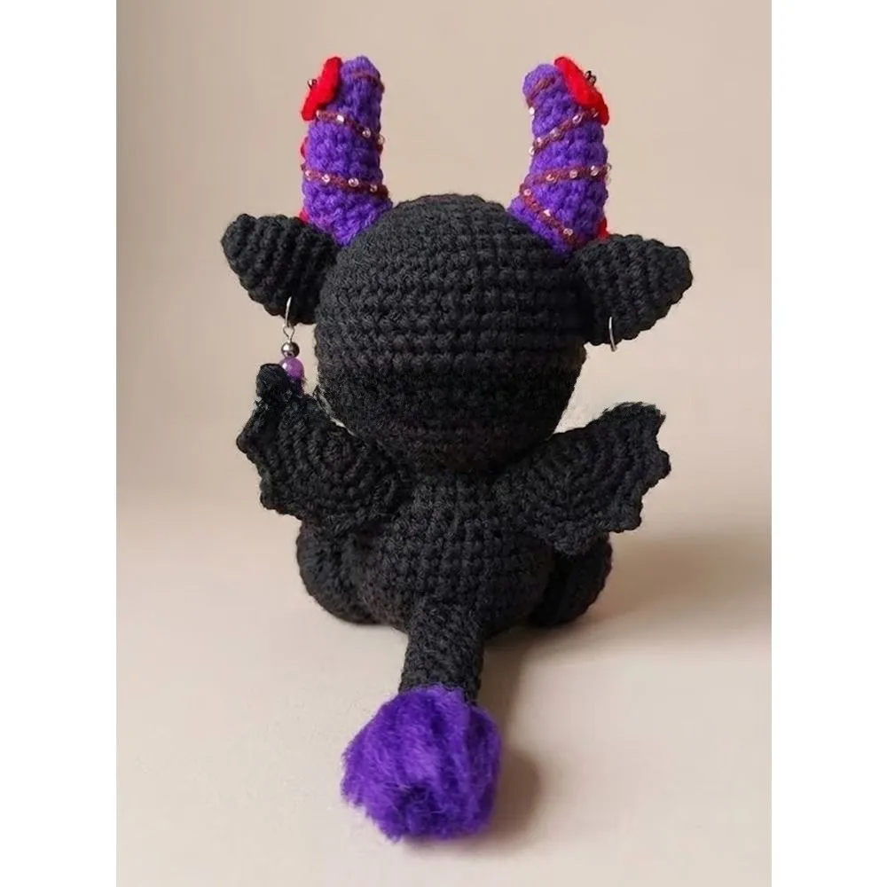 Новая готическая игрушка-демон икры, крутые вязанные крючком настольные маленькие украшения, креативные вязанные крючком фигурки теленка для детей, подарки
Новая готическая игрушка-демон икры, крутые вязанные крючком настольные маленькие украшения, креативные вязанные крючком фигурки теленка для детей, подарки