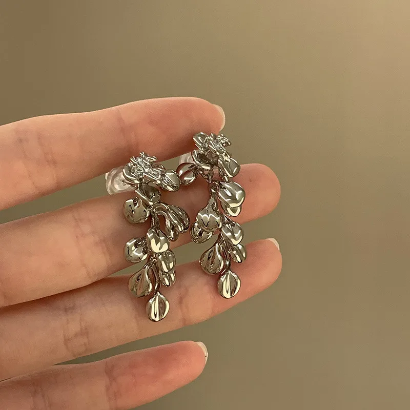 Metal Flower Earrings European And American Style Personalized Fashion Stud Earrings Women's Girls Travel Wedding Accessories
Metal Flower Earrings European And American Style Personalized Fashion Stud Earrings Women's Girls Travel Wedding Accessories