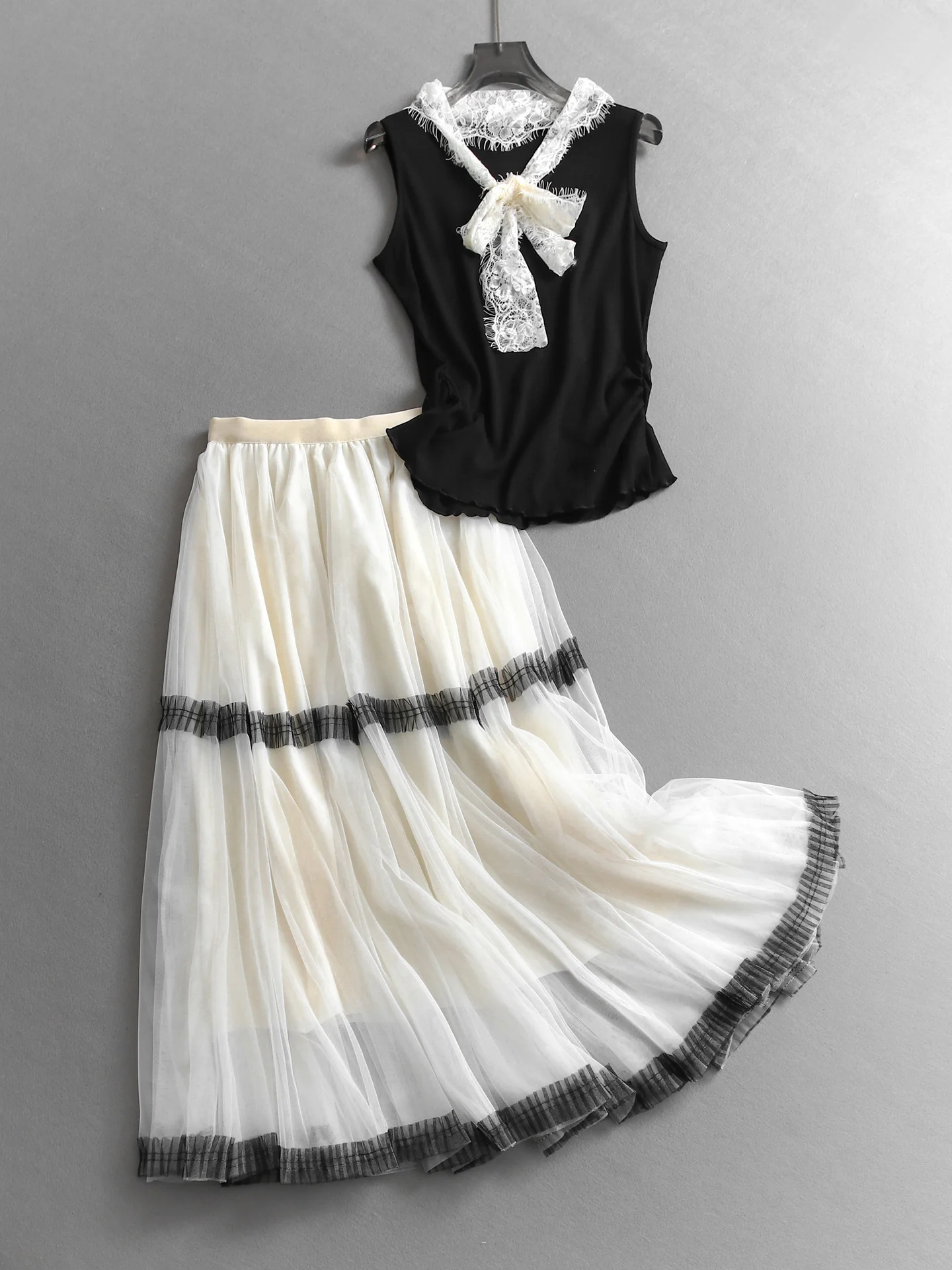 Lace Knot Tie Half Skirt Set Women's High Waist Elastic V-neck Sleeveless Fashion Ensemble Spring Summer Collection
Lace Knot Tie Half Skirt Set Women's High Waist Elastic V-neck Sleeveless Fashion Ensemble Spring Summer Collection