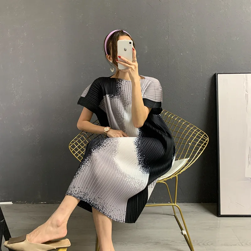 Women 2023 Dresses for Autumn New Miyake Pleated Fold Female Round Neck Temperament Short Sleeve Straight Fashion
Women 2023 Dresses for Autumn New Miyake Pleated Fold Female Round Neck Temperament Short Sleeve Straight Fashion