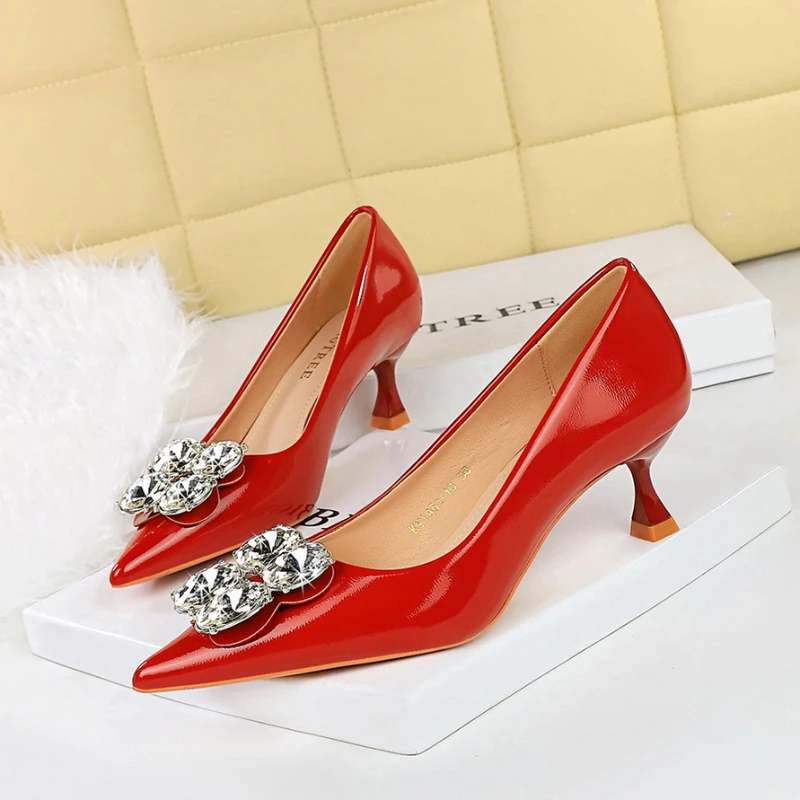 European Style Fashion Banquet High Heels Thin Heels Shallow Mouth Patent Leather Rhinestone Pointed High Heels Single Shoes
European Style Fashion Banquet High Heels Thin Heels Shallow Mouth Patent Leather Rhinestone Pointed High Heels Single Shoes