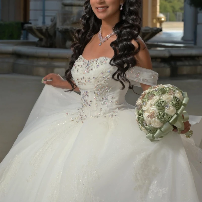 Белые блестящие платья Quinceanera с открытыми плечами и аппликацией из кружева с бусинами, тюлевым бантом, корсетом для вечеринки, дня рождения, сладкого платья 16, Vestidos 15 De 
Белые блестящие платья Quinceanera с открытыми плечами и аппликацией из кружева с бусинами, тюлевым бантом, корсетом для вечеринки, дня рождения, сладкого платья 16, Vestidos 15 De