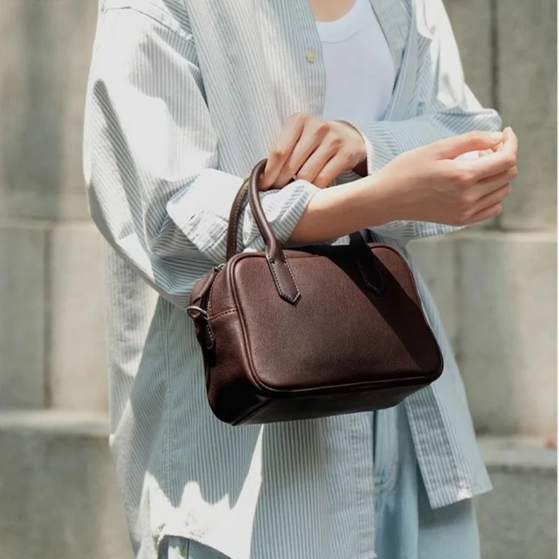 Two-layer Cowhide Leather Casual Crossbody Shoulder Bag with Handle for Women Soft Zipper Bowling Bag
Two-layer Cowhide Leather Casual Crossbody Shoulder Bag with Handle for Women Soft Zipper Bowling Bag