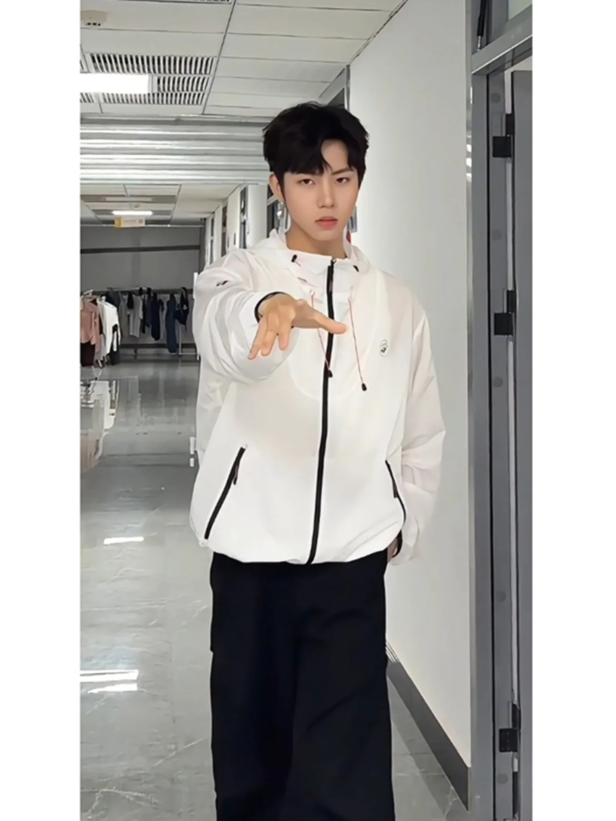 White Hooded Men's Summer Lightweight Outdoor Casual Sun Protection Clothing Ultra-Thin Top Zipper Closure Long Sve
White Hooded Men's Summer Lightweight Outdoor Casual Sun Protection Clothing Ultra-Thin Top Zipper Closure Long Sve