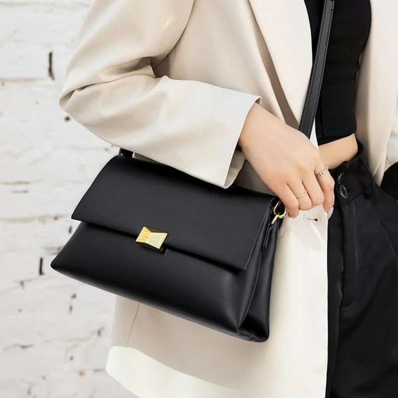 Элегантная женская сумка через плечо из кожи, классическая, в стиле Парижа и повседневный винтажный стиль
Элегантная женская сумка через плечо из кожи, классическая, в стиле Парижа и повседневный винтажный стиль 