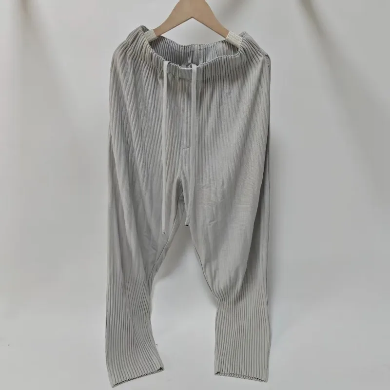 Miyake Pleated Lantern Pants for Men Plisse 2026 Plus Size Loose Casual Summer Harem Plisse Trousers Nine-Point Pants Versatile
Miyake Pleated Lantern Pants for Men Plisse 2026 Plus Size Loose Casual Summer Harem Plisse Trousers Nine-Point Pants Versatile