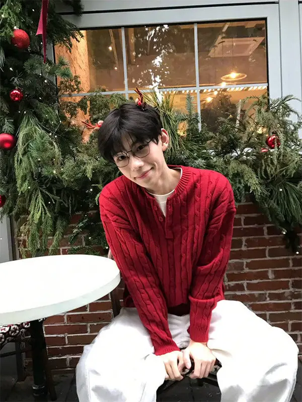 Новогодний красный клетчатый свитер с воротником Хенли для мужчин, осенне-зимний базовый ретро-свитер, трикотажная рубашка, нижний слой, повседневная одежда
Новогодний красный клетчатый свитер с воротником Хенли для мужчин, осенне-зимний базовый ретро-свитер, трикотажная рубашка, нижний слой, повседневная одежда