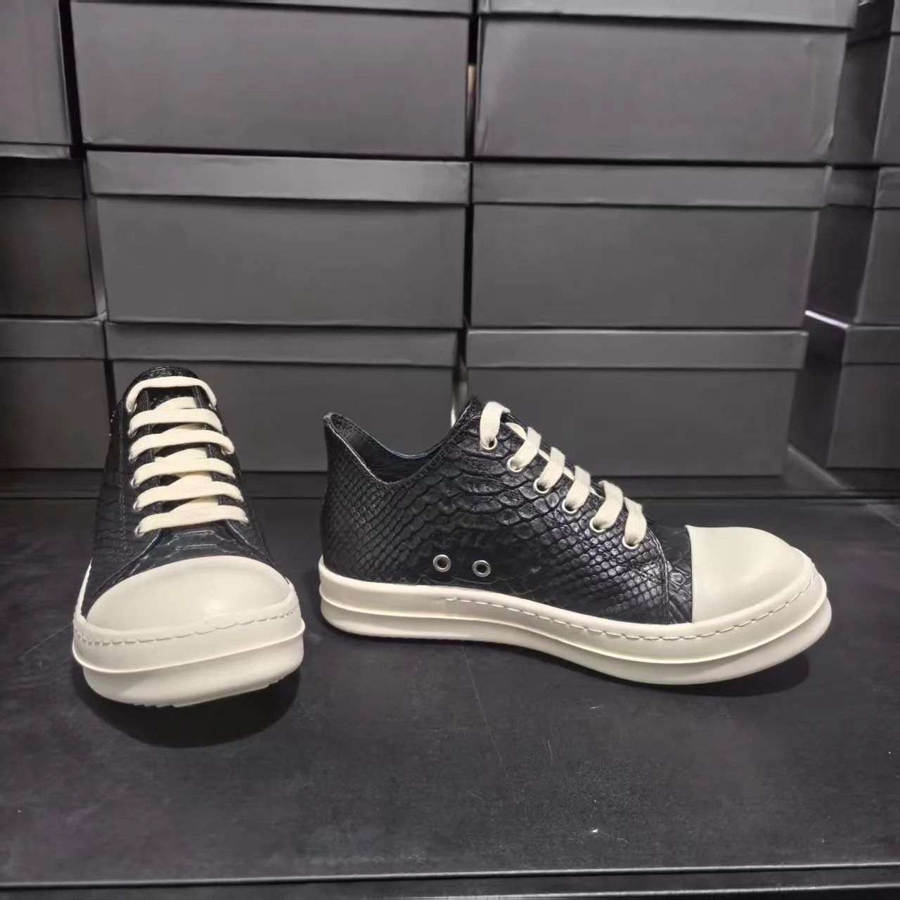 Men Casual Shoe Brand Black Low Top Shoes High Quality Cowhide Ro Luxury Snake Leather Sneakers Summer Flat Women Sneaker
Men Casual Shoe Brand Black Low Top Shoes High Quality Cowhide Ro Luxury Snake Leather Sneakers Summer Flat Women Sneaker