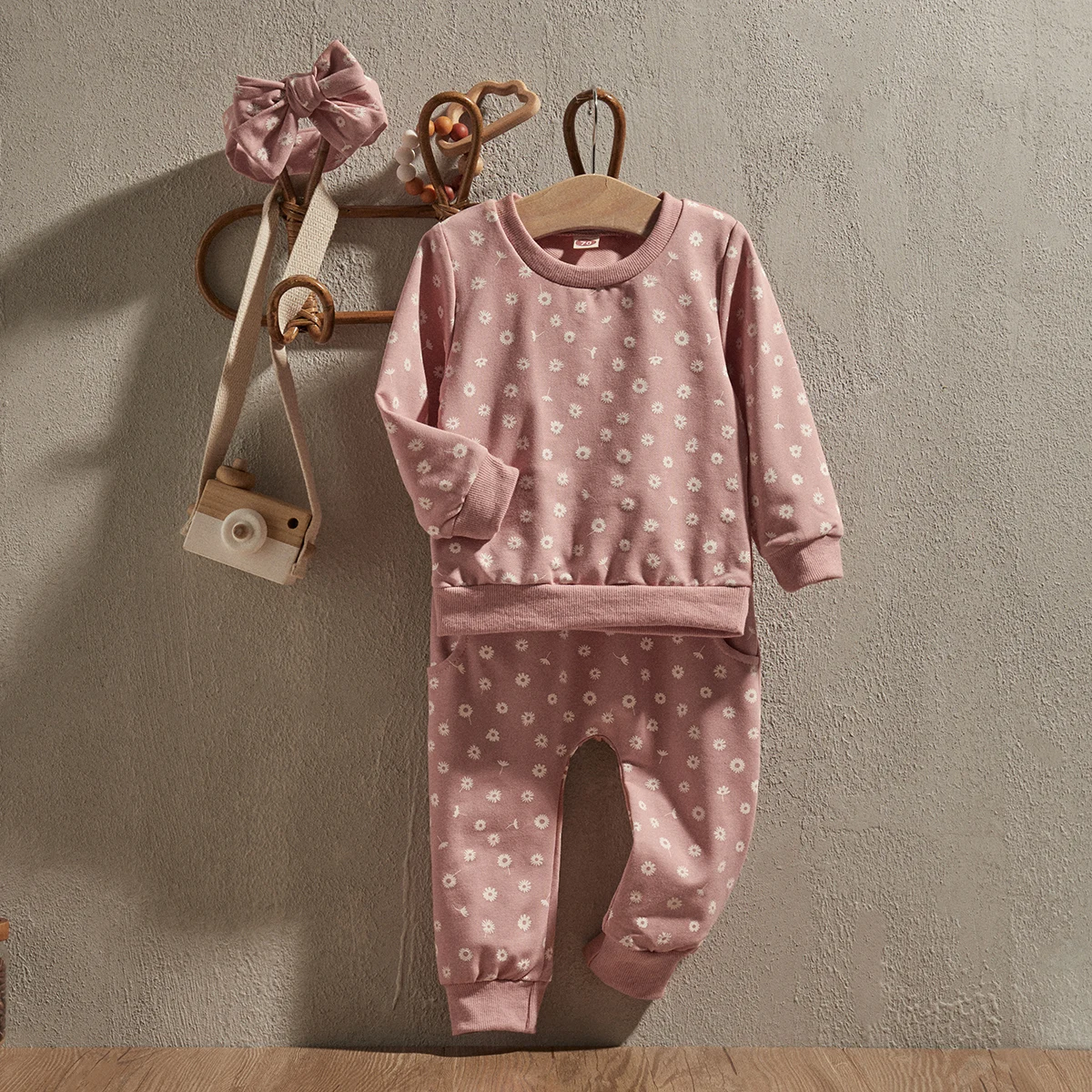 EWODOS Cute Girl Outfit Flower Print Long Sleeve Crew Neck Sweatshirt Sweatpants Headband 3pcs Pink Baby Set Baby Autumn Clothes
EWODOS Cute Girl Outfit Flower Print Long Sleeve Crew Neck Sweatshirt Sweatpants Headband 3pcs Pink Baby Set Baby Autumn Clothes