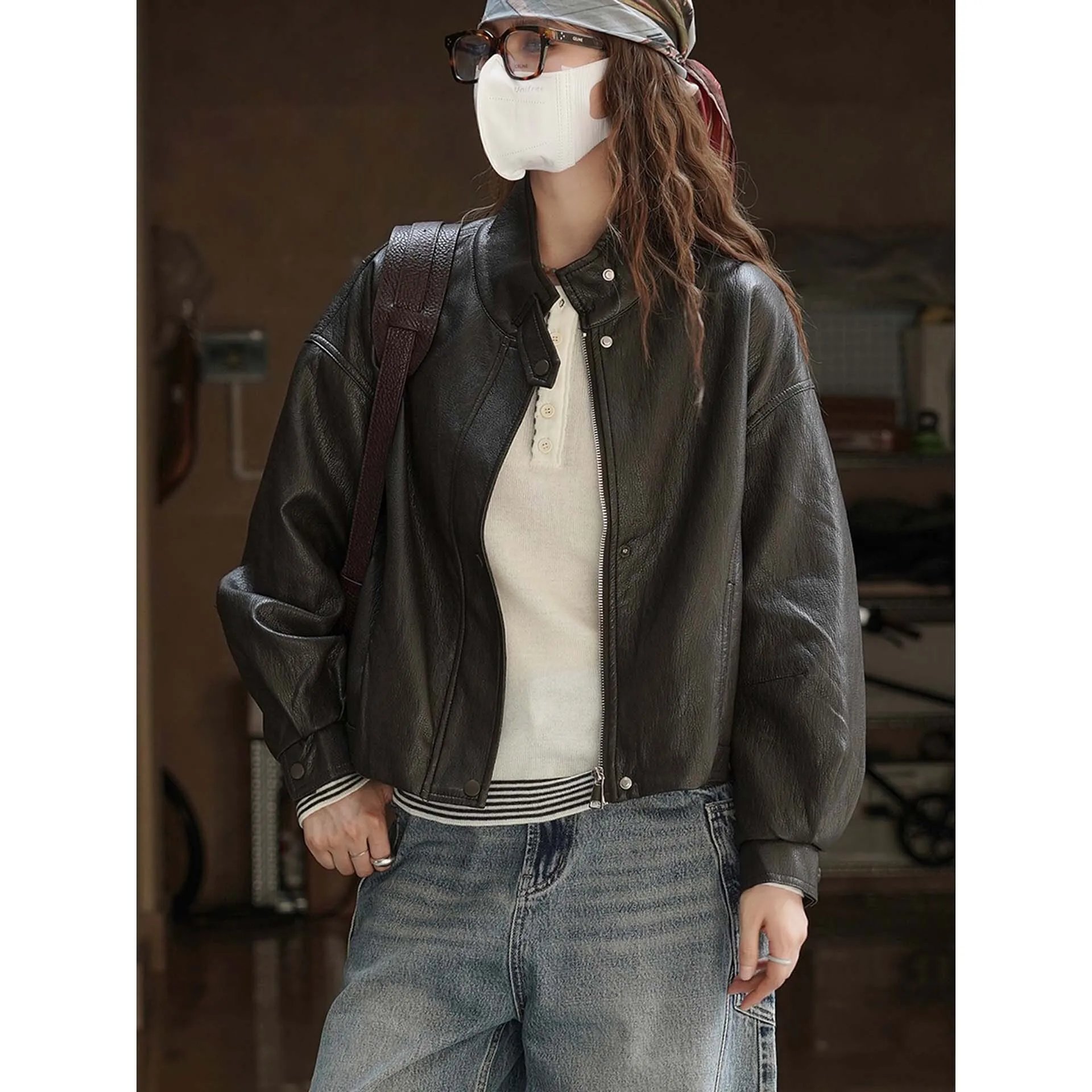 Осенняя короткая куртка из искусственной кожи с воротником-стойкой и разрезом, дизайнерское пальто большого размера для женщин 
Осенняя короткая куртка из искусственной кожи с воротником-стойкой и разрезом, дизайнерское пальто большого размера для женщин