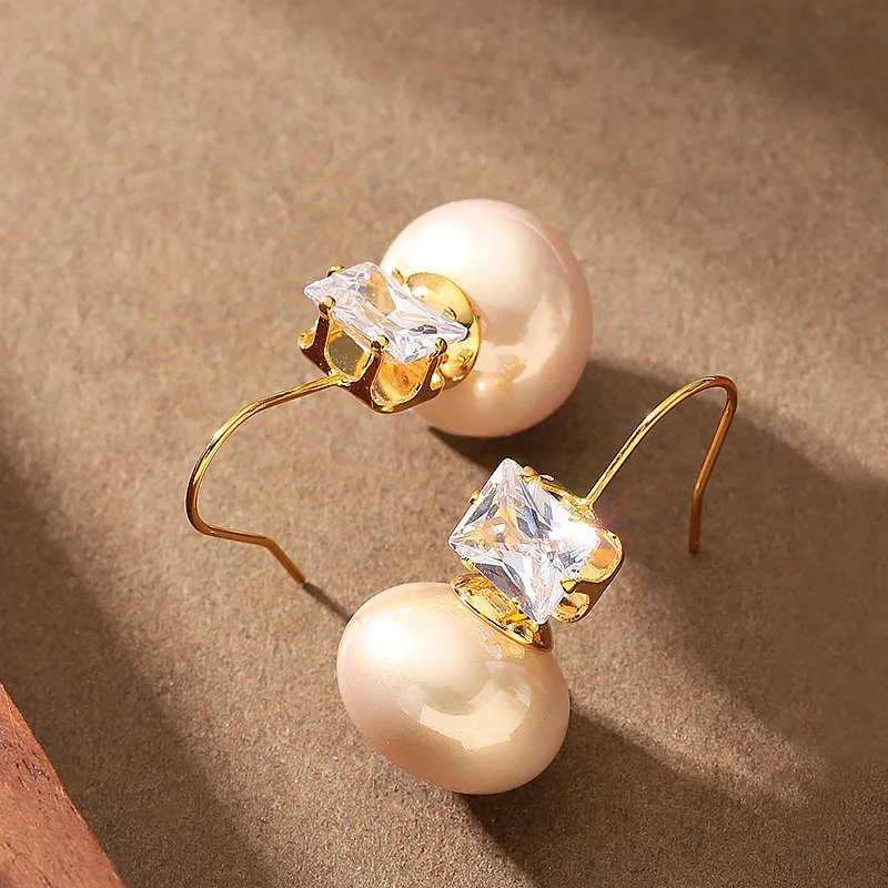 Stylish, gentle and super sparkling zircon Princess Diana style pearl ear hook earrings, light luxury and elegant earrings
Stylish, gentle and super sparkling zircon Princess Diana style pearl ear hook earrings, light luxury and elegant earrings