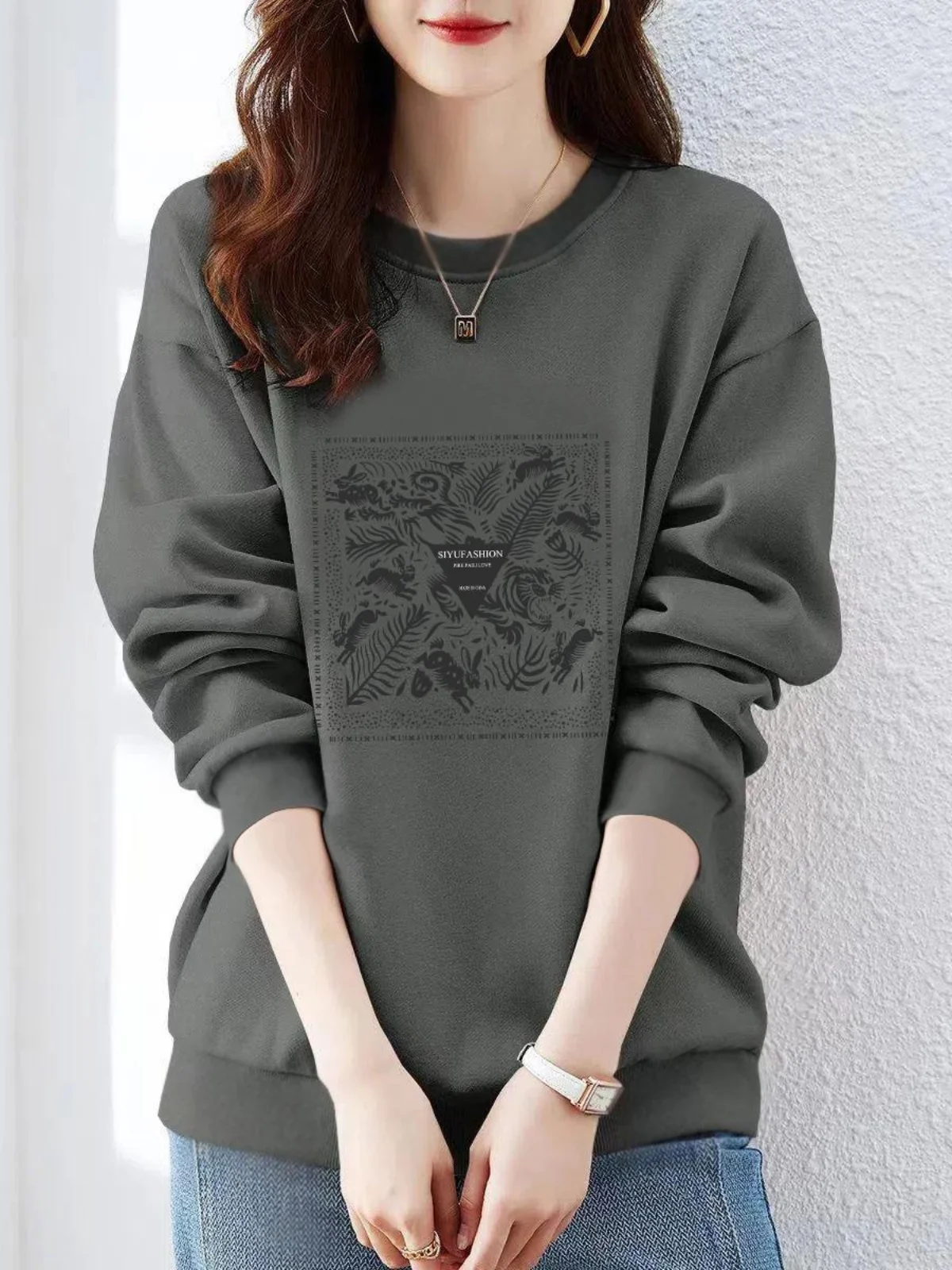 Pure Cotton Sweatshirt Loose Long Sleeve Overhead Women's Top Retro Fashion Simple round Neck Versatile Autumn Winter Jacket
Pure Cotton Sweatshirt Loose Long Sleeve Overhead Women's Top Retro Fashion Simple round Neck Versatile Autumn Winter Jacket