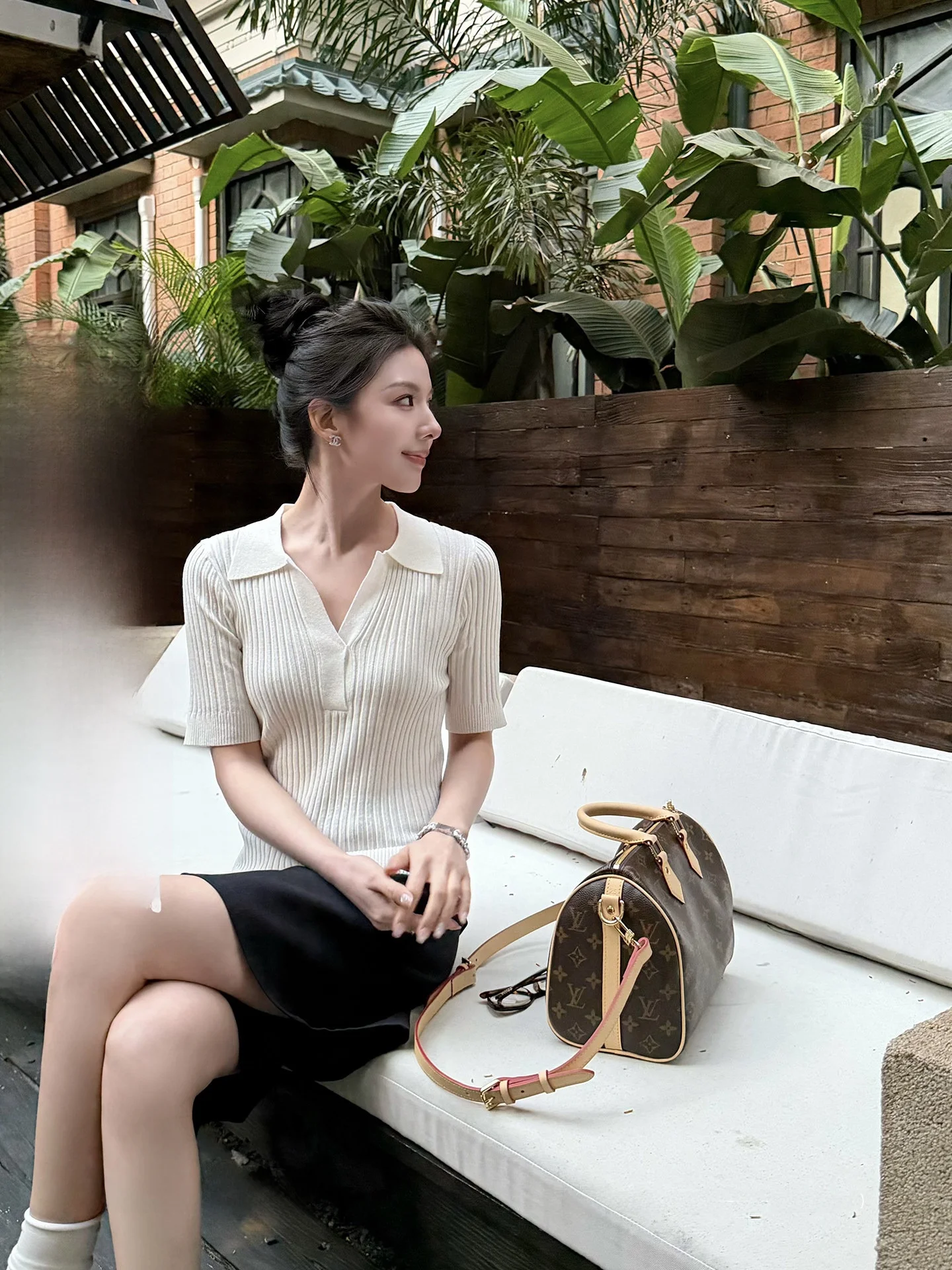 Тонкий вязаный свитер с V-образным вырезом, однотонный, Qiang Wen Han Man, простой, с широкими плечами, V-образный вырез, в полоску, уникальный, красивый, для ранней осени.
Тонкий вязаный свитер с V-образным вырезом, однотонный, Qiang Wen Han Man, простой, с широкими плечами, V-образный вырез, в полоску, уникальный, красивый, для ранней осени.