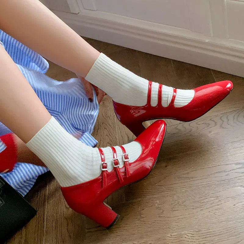 Туфли-лодочки женские из лакированной натуральной кожи, элегантные туфли мэри джейн на высоком блочном каблуке, с двойной пряжкой, красные черные Серебристые
Туфли-лодочки женские из лакированной натуральной кожи, элегантные туфли мэри джейн на высоком блочном каблуке, с двойной пряжкой, красные черные Серебристые