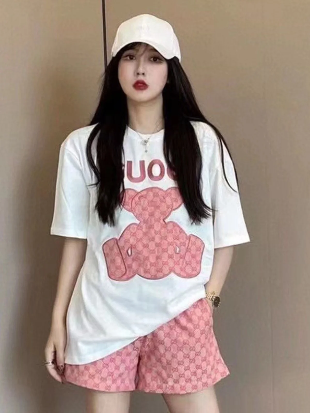 Летний комплект 2025: женский топ свободного кроя с вышивкой в виде медведя и надписью, и брюки в клетку — модный повседневный костюм из двух предметов
Летний комплект 2025: женский топ свободного кроя с вышивкой в виде медведя и надписью, и брюки в клетку — модный повседневный костюм из двух предметов