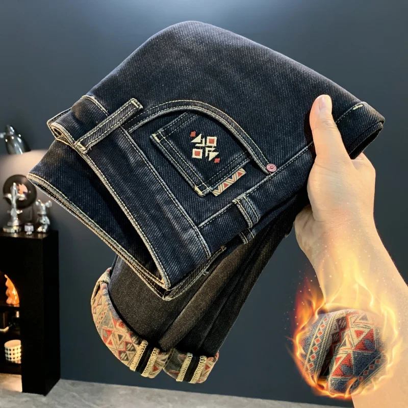 Модные брендовые зимние джинсы с принтом для мужчин. Новый стиль 2025 года с добавлением флиса и утолщенными маленькими ножками, теплые длинные брюки.
Модные брендовые зимние джинсы с принтом для мужчин. Новый стиль 2025 года с добавлением флиса и утолщенными маленькими ножками, теплые длинные брюки.