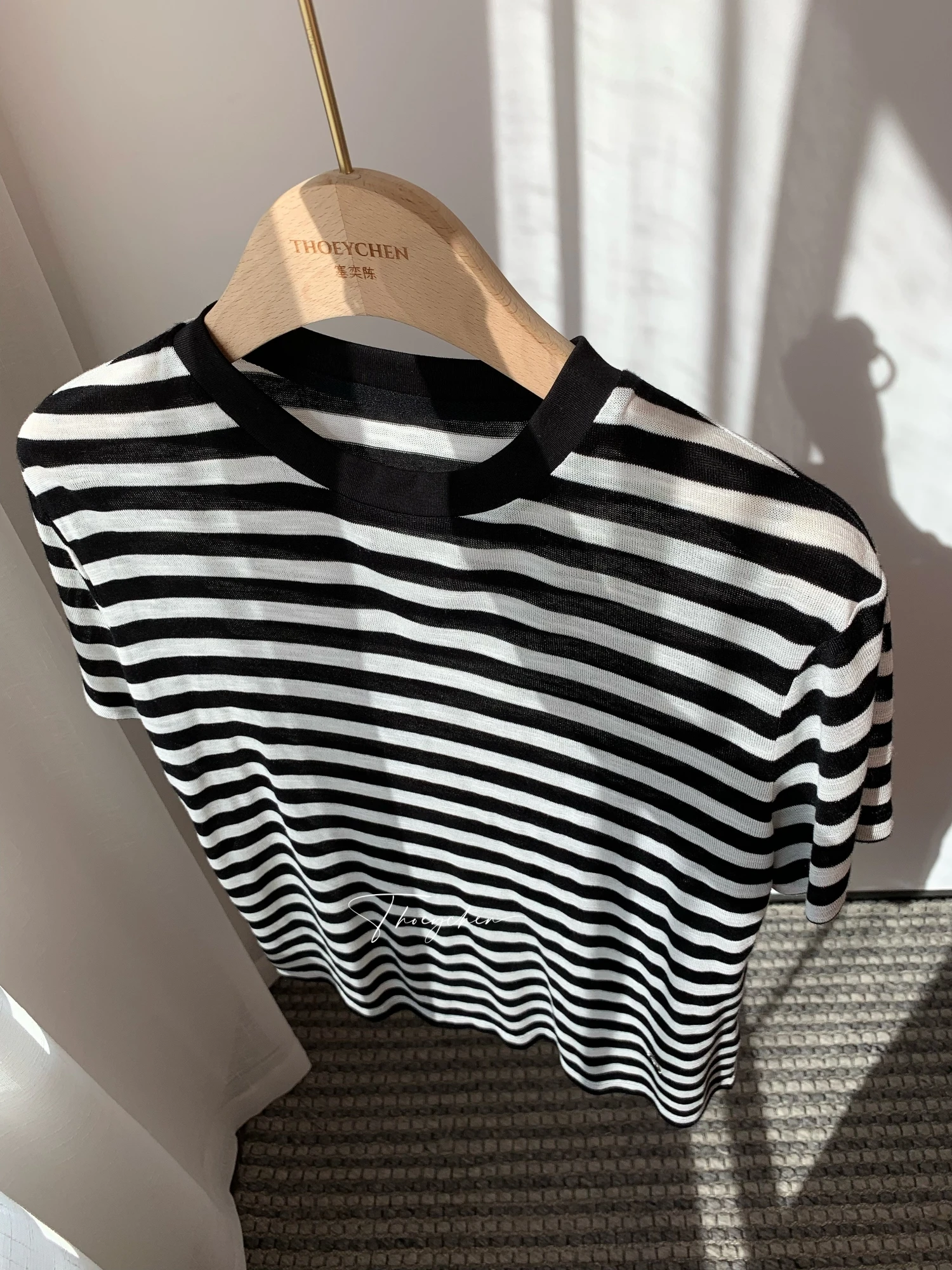 Летняя повседневная футболка в полоску для женщин, свободный крой, универсальный дизайн, белые полосы, топ Thoey Chen 2025, модный дизайн
Летняя повседневная футболка в полоску для женщин, свободный крой, универсальный дизайн, белые полосы, топ Thoey Chen 2025, модный дизайн