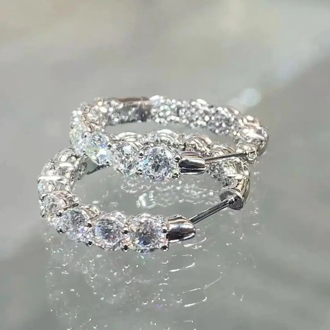 S925 sterling silver earrings adorned with sparkling diamonds celebrate Valentine's Day - an eternal gift for loved ones
S925 sterling silver earrings adorned with sparkling diamonds celebrate Valentine's Day - an eternal gift for loved ones