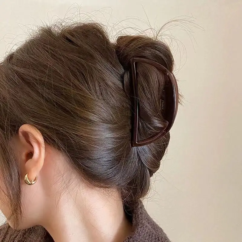 1 European and American style hollow acetate large hair clip claw
1 European and American style hollow acetate large hair clip claw