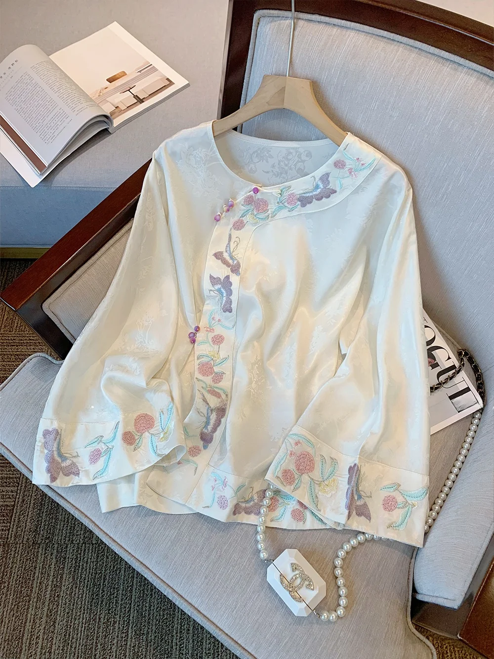 Женский топ Ele Chinese Sle с вышивкой irt Faion 2025, новый национальный тренд, элитный топ на пуговицах Cool Feeling
Женский топ Ele Chinese Sle с вышивкой irt Faion 2025, новый национальный тренд, элитный топ на пуговицах Cool Feeling