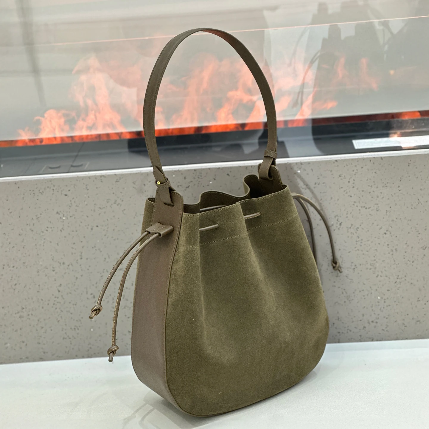 Замшевая сумка Mendy, новая сумка, женские сумки, тренд 2025, повседневная универсальная однотонная сумка через плечо, повседневная сумка-тоут, дизайнерская сумка
Замшевая сумка Mendy, новая сумка, женские сумки, тренд 2025, повседневная универсальная однотонная сумка через плечо, повседневная сумка-тоут, дизайнерская сумка