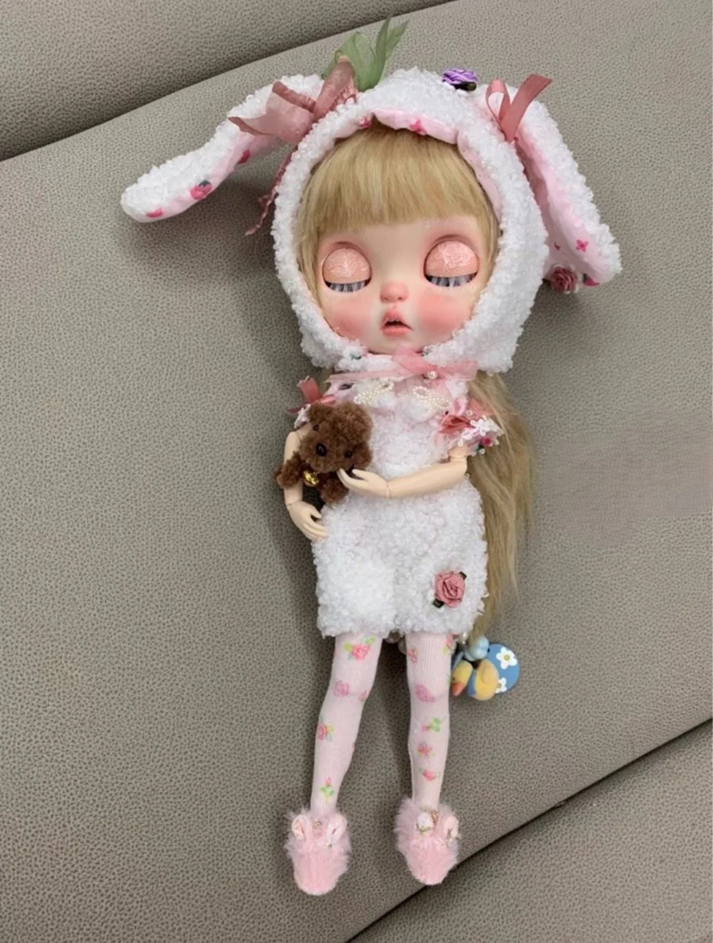 Оригинальный комплект Blythe Rabbit, 4 шт., шапка + топы + юбка на бретелях + обувь 1/6, 30 см (подходит для azone, Pullip, Ob22/24/26, Licca)
Оригинальный комплект Blythe Rabbit, 4 шт., шапка + топы + юбка на бретелях + обувь 1/6, 30 см (подходит для azone, Pullip, Ob22/24/26, Licca)