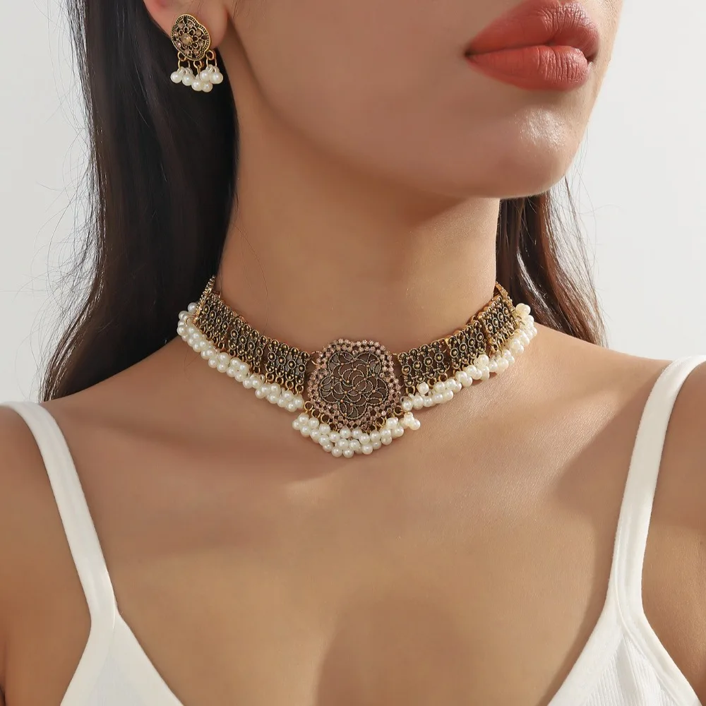 Элегантный роскошный комплект ювелирных изделий в стиле ретро, очаровательное ожерелье со стразами и кисточками, серьги, винтажный кулон, колье, комплект ожерелья для девочек
Элегантный роскошный комплект ювелирных изделий в стиле ретро, очаровательное ожерелье со стразами и кисточками, серьги, винтажный кулон, колье, комплект ожерелья для девочек