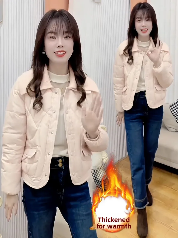 Утепленное зимнее стеганое пальто из хлопка для женщин: модное, приталенное, с длинными рукавами, воротником и одной пуговицей
Утепленное зимнее стеганое пальто из хлопка для женщин: модное, приталенное, с длинными рукавами, воротником и одной пуговицей