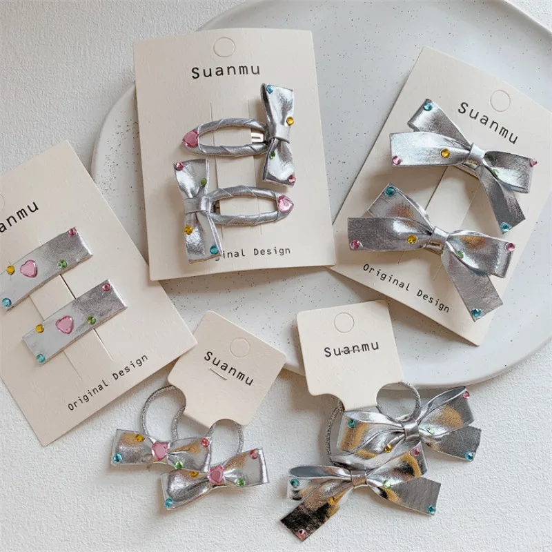 Серебристые заколки для волос из искусственной кожи с бантом и разноцветными кристаллами для девочек, резинки для хвоста, милые мягкие эластичные аксессуары для волос
Серебристые заколки для волос из искусственной кожи с бантом и разноцветными кристаллами для девочек, резинки для хвоста, милые мягкие эластичные аксессуары для волос