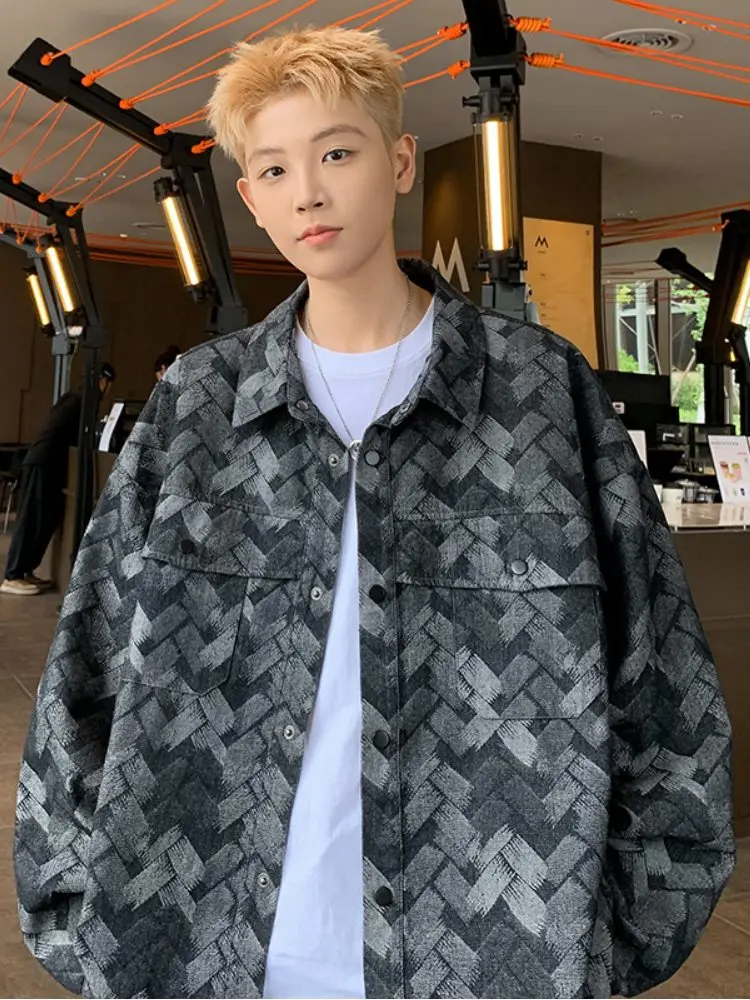 Мужская джинсовая куртка в американском ретро-стиле для весны и осени, модная, с длинными рукавами, на пуговицах, свободного кроя, молодежная, трендовая
Мужская джинсовая куртка в американском ретро-стиле для весны и осени, модная, с длинными рукавами, на пуговицах, свободного кроя, молодежная, трендовая