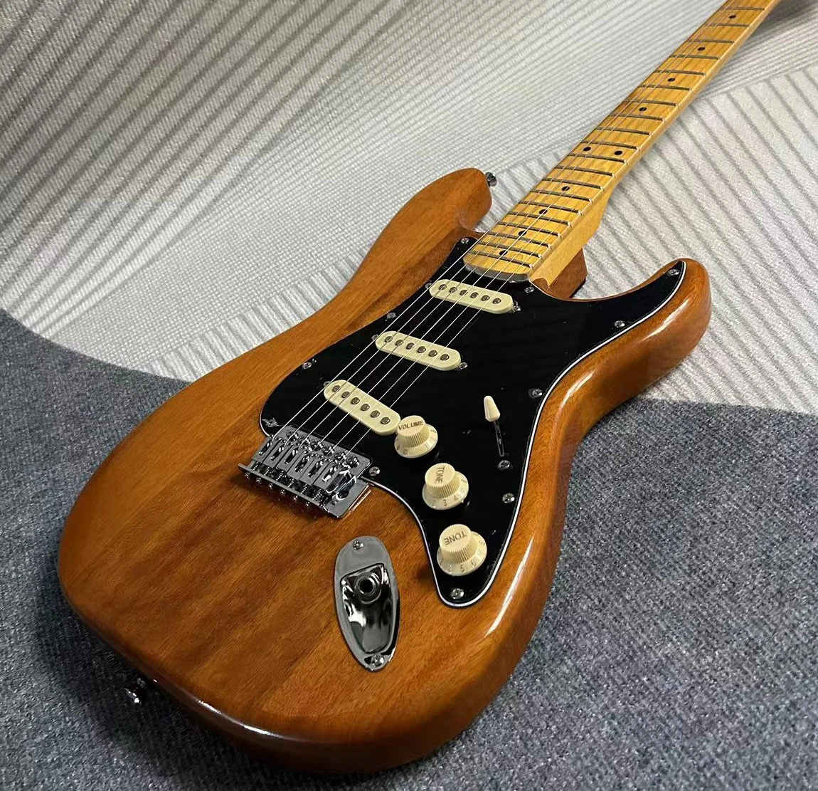 Natural Wood Style Guitar Maple Fretboard SSS Pickups,high quality
Natural Wood Style Guitar Maple Fretboard SSS Pickups,high quality